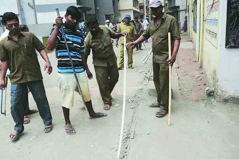  १५ इमारतींमधील बेकायदा नळजोडण्या ‘ई’ प्रभाग व पाणी पुरवठा विभागाच्या अधिकाऱ्यांनी तोडल्या. 