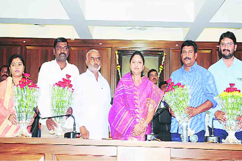 कोल्हापूर जिल्हापरिषदेच्या नूतन सभापतींचा सत्कार अध्यक्षा शौमिका महाडिक, उपाध्यक्ष सर्जेराव पाटील यांनी केला. डावीकडून शुभांगी िशदे , निशांत महापुरे , सर्जेराव पाटील- पेरीडकर व अमरिष घाटगे कोल्हापूर जिल्हापरिषदेच्या नूतन सभापतींचा सत्कार अध्यक्षा शौमिका महाडिक, उपाध्यक्ष सर्जेराव पाटील यांनी केला. डावीकडून शुभांगी िशदे , निशांत महापुरे , सर्जेराव पाटील- पेरीडकर व अमरिष घाटगे