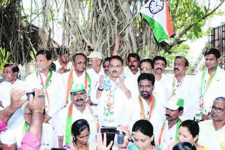 शासनाने शेतकरी कर्जमुक्त करण्याचा निर्णय घ्यावा, या मागणीसाठी शिरोळ येथे मोर्चाचे आयोजन करण्यात आले होते. मोर्चासमोर बोलताना राष्ट्रवादी काँग्रेसचे प्रदेश सरचिटणीस  राजेंद्र पाटील-यड्रावकर.  