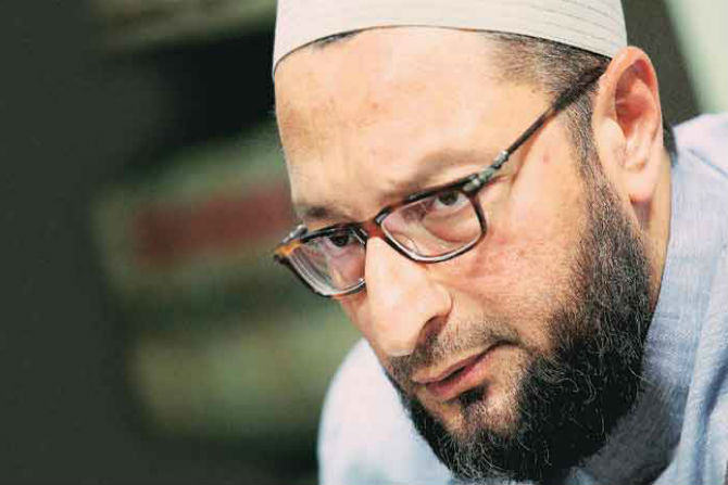 Loksatta, Loksatta news, loksatta newspaper, marathi news, marathi, Marathi news paper, Marathi news online, Marathi, Samachar, Marathi latest news, national news, national news in marathi, Hyderabad, MIM, leader, mp Asaduddin Owaisi, saffron, green colour, slams, bjp, narendra modi, congress
