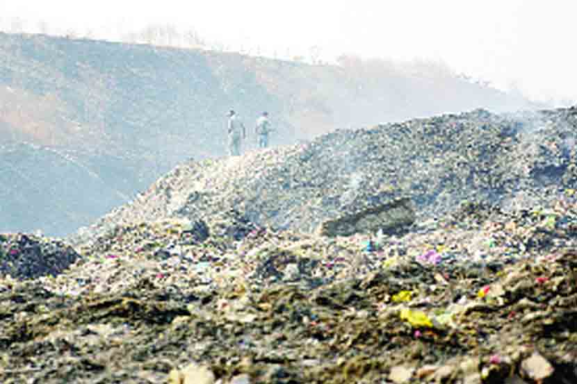 कचऱ्यांची योग्य प्रकारे विल्हवाट न लावल्याने अस्ताव्यस्त साचलेला कचरा. 