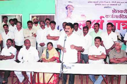 संघर्ष यात्रेच्या नियोजनासंदर्भात कोल्हापूर जिल्हा काँग्रेस समितीमध्ये आयोजित केलेल्या बठकीत आमदार सतेज पाटील यांनी मार्गदर्शन केले. (छाया - राज मकानदार) 