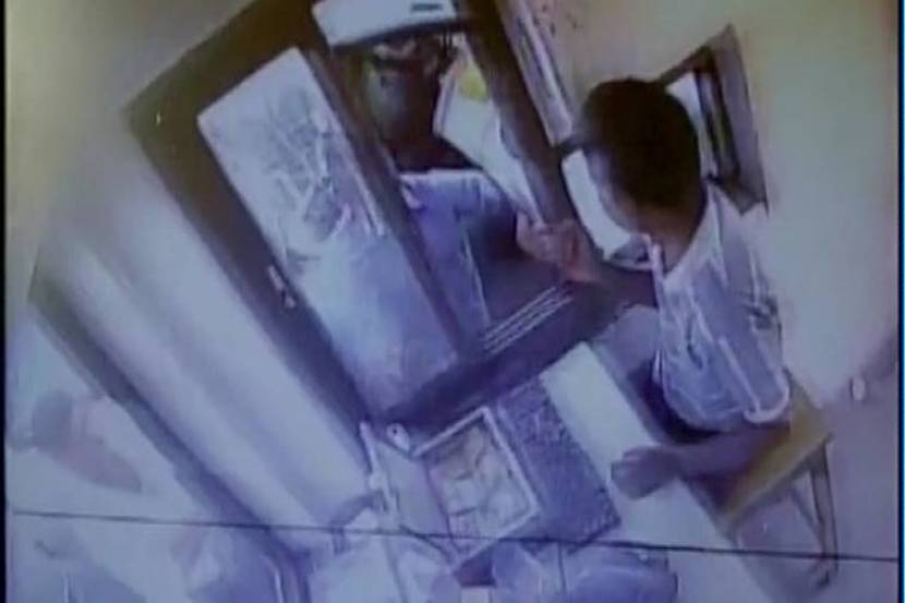 तेलुगु देसम पक्षाचे खासदार क्रिस्तप्पा यांच्या मुलाने टोलनाक्यावर गोंधळ घातल्याचे एएनआयने म्हटले आहे. 