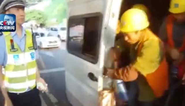 VIRAL VIDEO : अबब! व्हॅनमध्ये कोंबले चक्क ४० प्रवासी