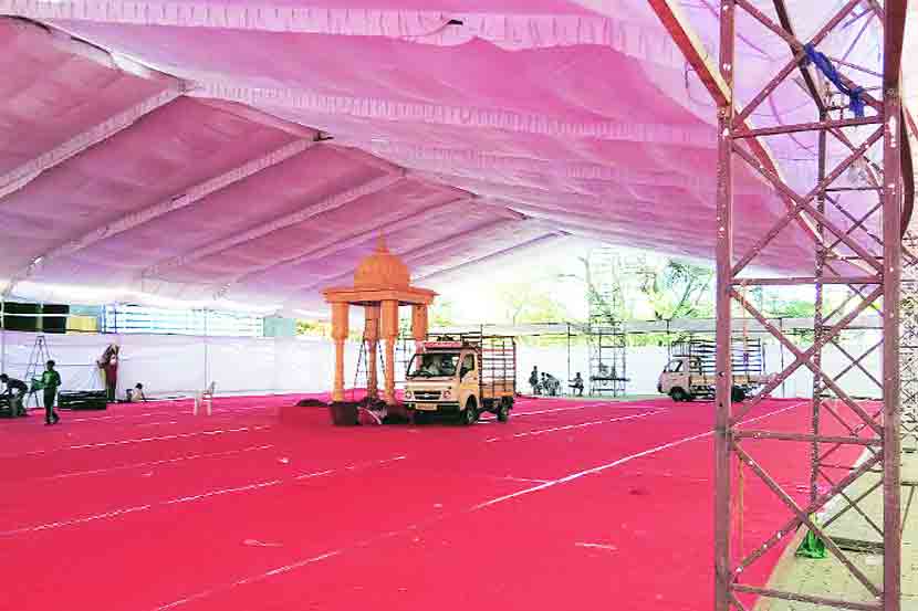 नाशिक दौऱ्यात उद्धव यांचा मुक्काम कायम पंचतारांकित हॉटेलात राहिला. मात्र, अधिवेशनावेळी शिवसेनेने साधेपणा जपण्याचा प्रयत्न केला आहे. 