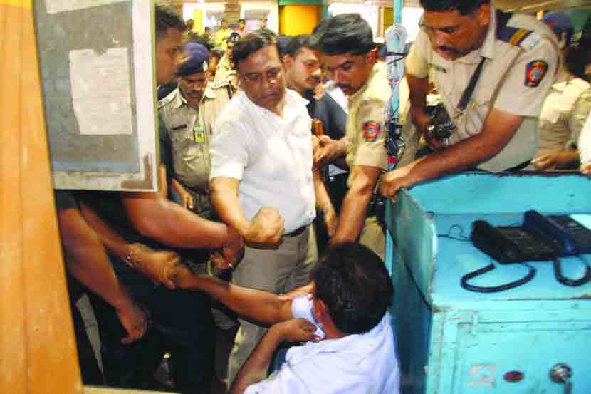 या कारवाईनंतर महापालिकेचे पथक माघारी परतत होते. त्याच वेळी महापालिका आयुक्त संजीव जयस्वाल हे पोलीस आणि महापालिका अधिकारी-कर्मचाऱ्यांचा मोठा लवाजमा घेऊन त्या ठिकाणी दाखल झाले. 