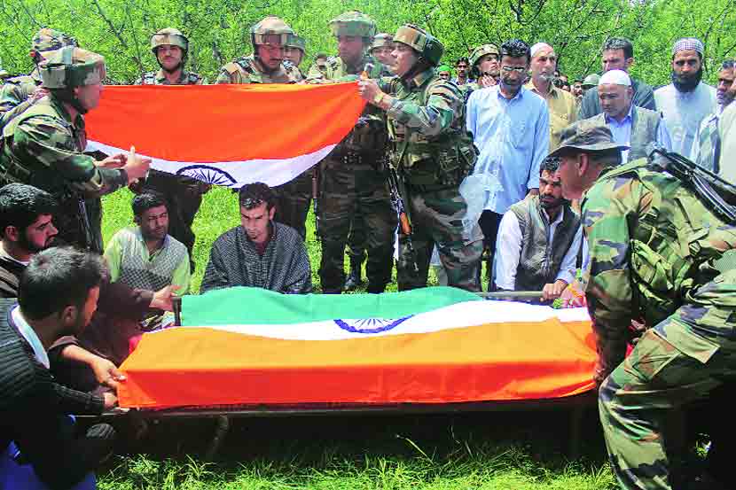 दहशतवाद्यांनी भारतीय लष्करी अधिकारी उमर फय्याज यांची हत्या केली.  बुधवारी दक्षिण श्रीनगरमधील सुरसोना गावात त्यांच्यावर अंत्यसंस्कार करण्यात आले.