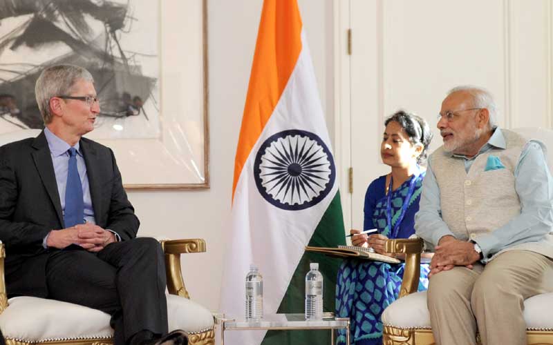 अॅपलचे सीईओ टिम कूक यांनी गेल्या वर्षी पंतप्रधान मोदींची भेट घेतली