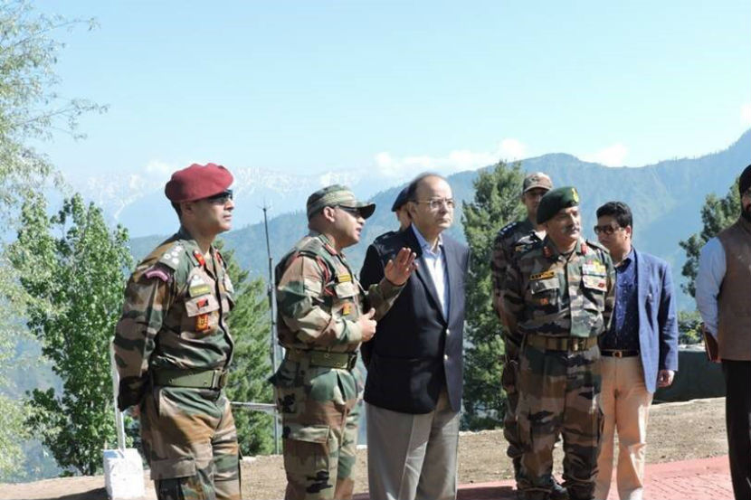 जम्मू-काश्मीर: अरुण जेटली यांनी लष्कराच्या अधिकाऱ्यांशी संवाद साधला. 