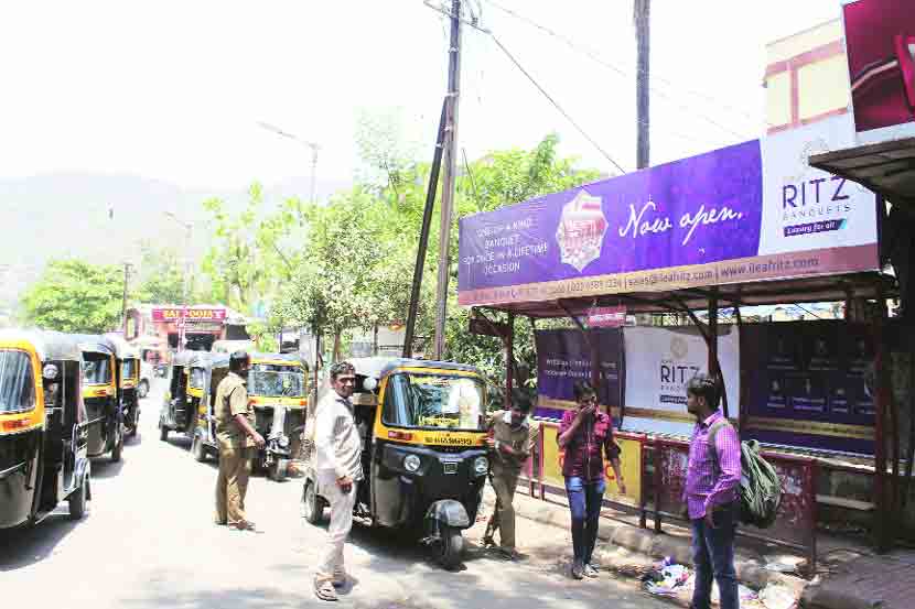 बस थांब्यावर रिक्षांचे ‘परिवहन’