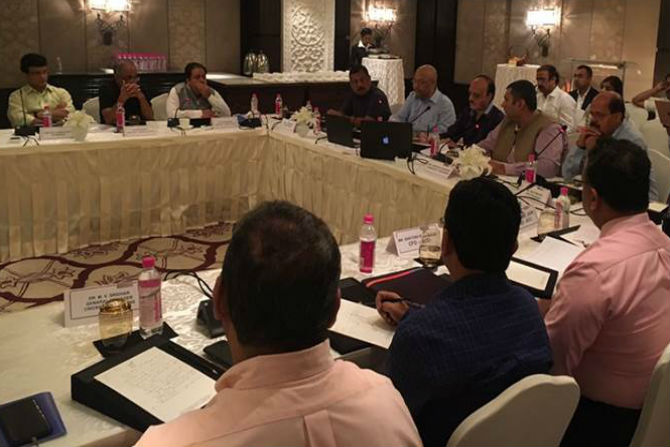 चॅम्पियन्स ट्रॉफीत भारतीय संघाच्या सहभागाविषयी अखेर संभ्रमाचे ढग दूर झाले आहे.