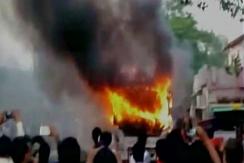 Loksatta, Loksatta news, loksatta newspaper, marathi news, marathi, Marathi news paper, Marathi news online, Marathi, Samachar, Marathi latest news, national news, national news in marathi, bihar, bus, caught, fire, nalanda, harnaut, several, dead, injured, government, announced, ex gratia, cm nitish kumar