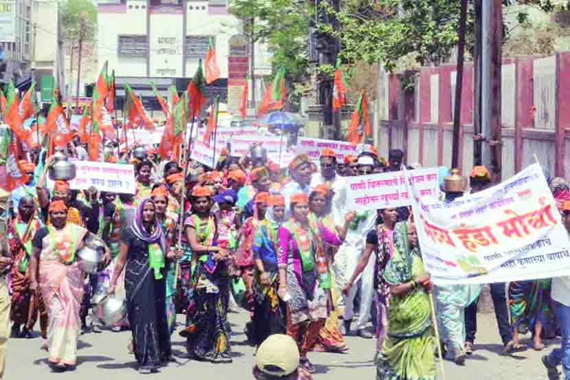 सिन्नर पालिकेवर भाजपतर्फे काढण्यात आलेल्या हंडा मोर्चात सामील महिला (छाया- दत्ता जोशी)