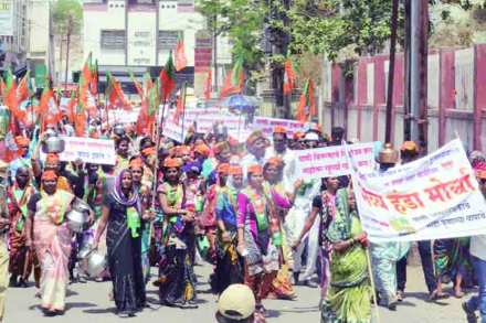 सिन्नर पालिकेवर भाजपतर्फे काढण्यात आलेल्या हंडा मोर्चात सामील महिला (छाया- दत्ता जोशी)