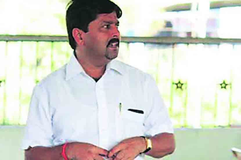 नामवंतांचे बुकशेल्फ : जमवलेल्या पैशातून पुस्तकांचा खजिना