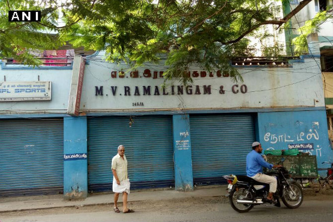 चेन्नईमधील कोडंबक्कम परिसरात एम व्ही रामलिंगम अँड कंपनी हे कापडाचे दुकान आहे.