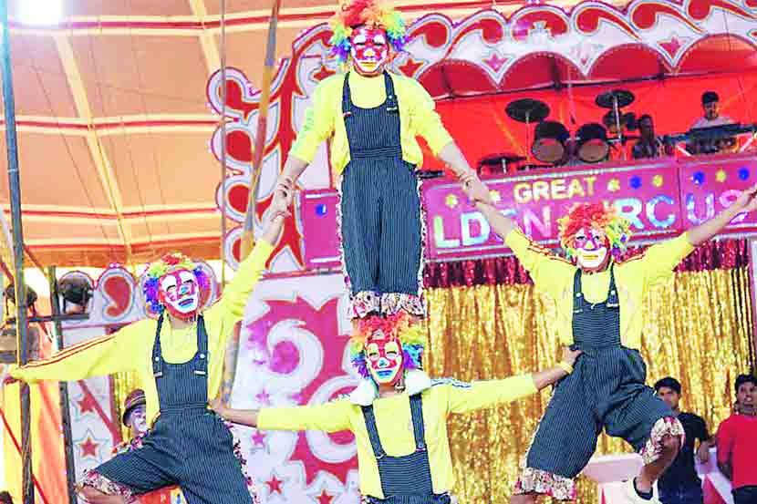 सर्कसमधील विदुषकाच्या करामती