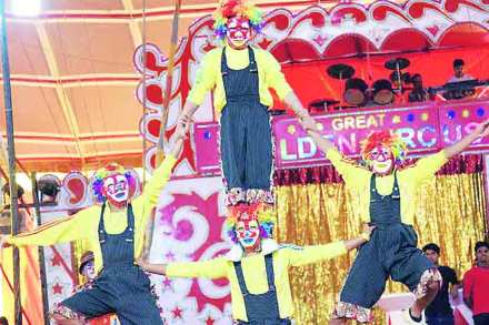सर्कसमधील विदुषकाच्या करामती