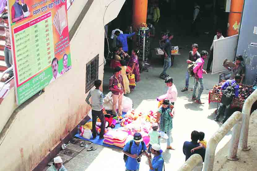 ठाणे रेल्वे स्थानक परिसरात पालिका उपायुक्तांना मारहाण झाल्यानंतर महापालिकेने येथील फेरीवाले, बेशिस्त रिक्षाचालक आणि बेकायदा पार्किंगविरोधात कारवाई सुरू केली असली तरी पालिकेची पाठ फिरताच येथे पुन्हा पूर्वपरिस्थितीच पाहायला मिळत आहे.       (छायाचित्रे : दीपक जोशी)