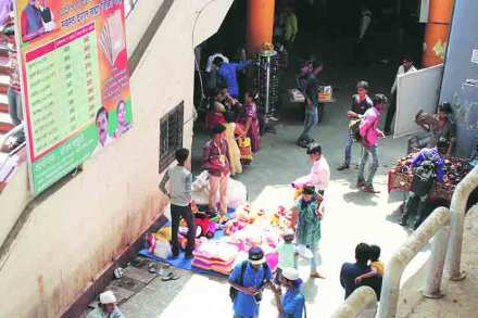 ठाणे रेल्वे स्थानक परिसरात पालिका उपायुक्तांना मारहाण झाल्यानंतर महापालिकेने येथील फेरीवाले, बेशिस्त रिक्षाचालक आणि बेकायदा पार्किंगविरोधात कारवाई सुरू केली असली तरी पालिकेची पाठ फिरताच येथे पुन्हा पूर्वपरिस्थितीच पाहायला मिळत आहे.       (छायाचित्रे : दीपक जोशी)