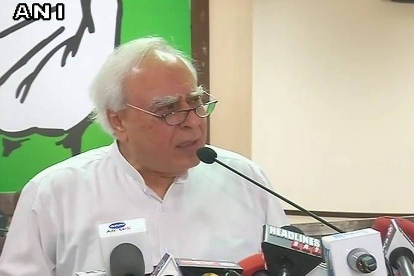BJP, Congress, Rahul Gandhi, Kapil sibal, Digvijay singh, Bus with schoolchildren attacked by Padmavat protestors , Loksatta, loksatta news, Marathi, Marathi news