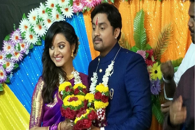 मालिकेत 'बुलबुल'ची भूमिका साकारणाऱ्या खुशबूने 'देवयानी' फेम संग्राम साळवी याच्याशी साखरपुडा केलाय.