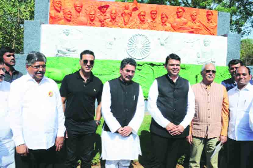  कोल्हापूरमध्ये उभारण्यात आलेल्या ३०३ फुट उंचीच्या ध्वजस्तंभाचे अनावरण आणि पोलीस उद्यानाचा लोकार्पण सोहळ्याप्रसंगी मुख्यमंत्री देवेंद्र फडणवीस, महसूलमंत्री चंद्रकांत पाटील, गृहराज्यमंत्री दीपक केसरकर, अभिनेते अक्षयकुमार यांच्यासह खासदार, आमदार, अधिकारी उपस्थित होते. (छाया - राज मकानदार)