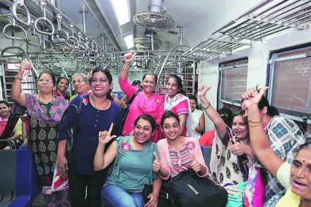 ‘महिला विशेष’ लोकल २५ वर्षांची झाल्याच्या निमित्ताने शुक्रवारी महिला प्रवाशांनी लोकलमध्ये जल्लोष केला.   छायाचित्र: प्रशांत नाडकर 