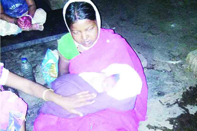 नवजात बाळासह मातेने उघडय़ावर रात्र काढली