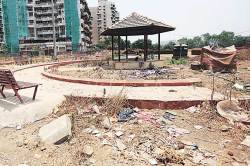 रस्ते आहेत; बस नाही