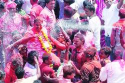गुलाल, फटाके, जल्लोष