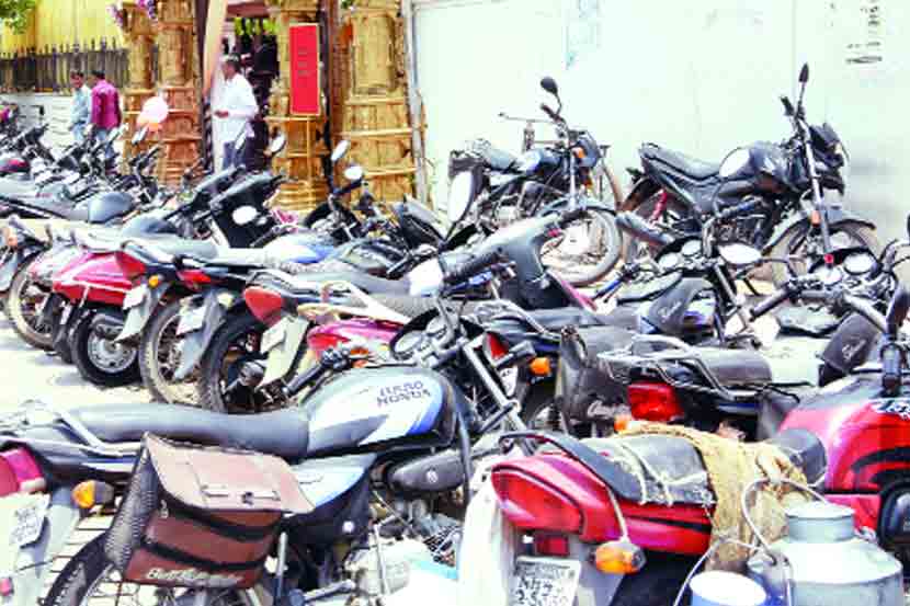 वाहनतळाचे नियम धाब्यावर!