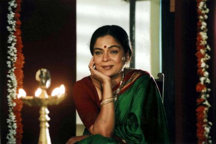 ज्येष्ठ अभिनेत्री रिमा लागू यांचं हृदयविकाराच्या झटक्याने निधन झालं आहे. 