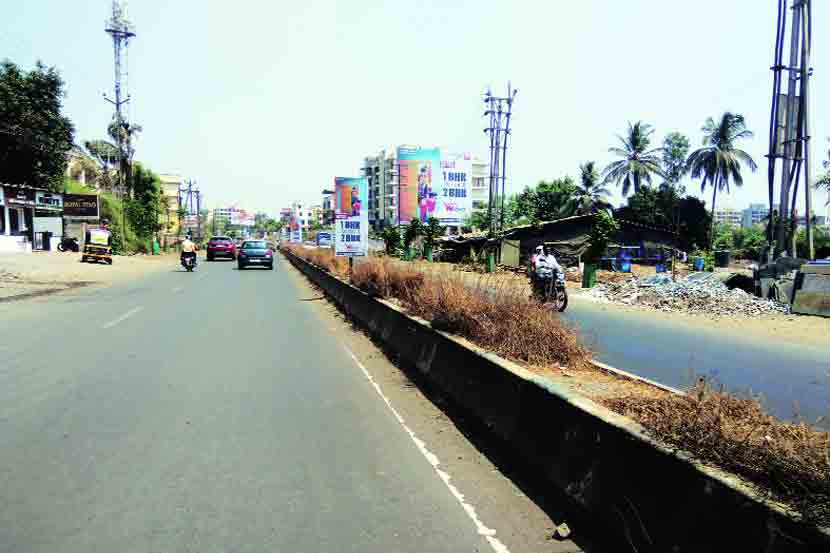 Ads on road dividers