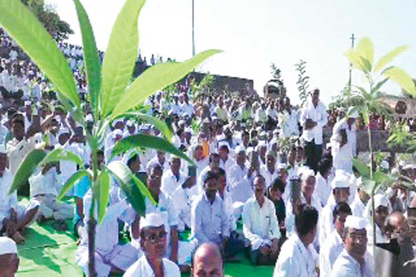 दशक्रिया विधीच्या कार्यक्रमासाठी उपस्थित नागरिकांना आंब्याची व पेरूची रोपे देण्यात आली.