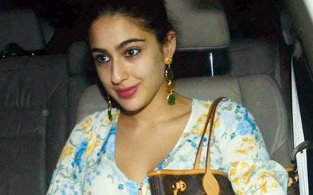 सैफ अली खान आणि त्याची पहिली पत्नी अमृता सिंग यांची मुलगी सारा अली खान हिच्यामुळेच त्यांनी नो किसिंग क्लॉज तोडल्याचे कळते.  सैफ अली खान आणि त्याची पहिली पत्नी अमृता सिंग यांची मुलगी सारा अली खान हिच्यामुळेच त्यांनी नो किसिंग क्लॉज तोडल्याचे कळते.