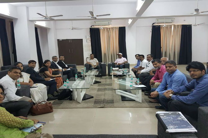 अर्बन रिसर्च सेंटर येथील बैठकीत इलेक्ट्रीक वाहन चार्जिंग स्टेशनसंदर्भात निर्णय घेण्यात आला.