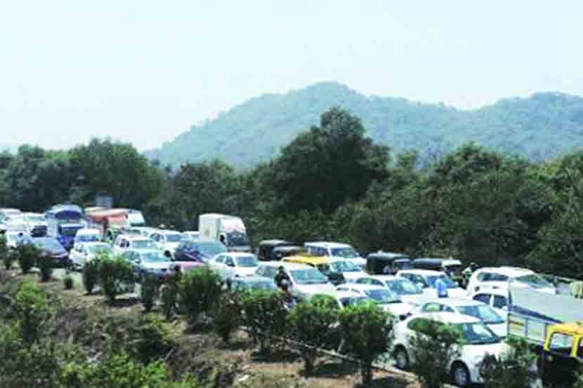 वाहतूक कोंडीचा फटका विकासकामांना