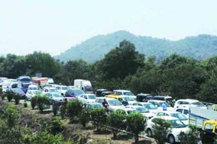 वाहतूक कोंडीचा फटका विकासकामांना