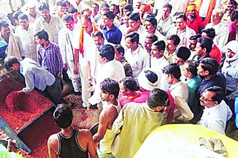 हिंगोली बाजार समितीला पालकमंत्री दिलीप कांबळे यांनी भेट दिली असता तूर उत्पादक शेतक ऱ्यांनी त्यांना गराडा घालून तूर खरेदीसह विक्री केलेल्या मालाचे पैसे कधी मिळणार, असे प्रश्न विचारले.