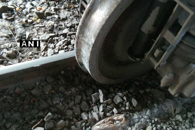 उत्तर प्रदेशमध्ये लोकमान्य टिळक एक्स्प्रेसचे ८ डबे रुळावरुन घसरले, जीवितहानी नाही