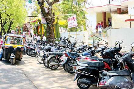 सभागृहासमोर वाहने उभी केल्याने झालेली वाहतूक कोंडी. (लोकसत्ता छायाचित्र) सभागृहासमोर वाहने उभी केल्याने झालेली वाहतूक कोंडी. (लोकसत्ता छायाचित्र)