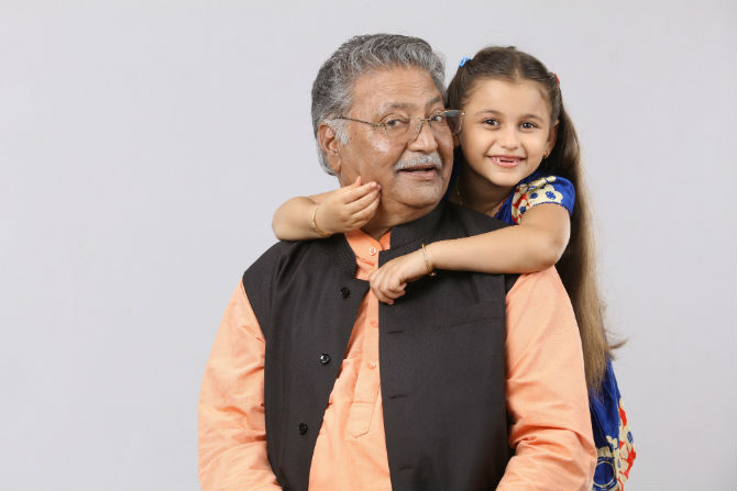 मालिकेमध्ये विक्रम गोखले अण्णांची भूमिका साकारणार असून मैथिली पटवर्धन ही नवोदित बाल कलाकार त्यांच्या नातीची म्हणजेच आनंदी कुलकर्णीच्या भूमिकेत दिसणार आहे. मालिकेमध्ये विक्रम गोखले अण्णांची भूमिका साकारणार असून मैथिली पटवर्धन ही नवोदित बाल कलाकार त्यांच्या नातीची म्हणजेच आनंदी कुलकर्णीच्या भूमिकेत दिसणार आहे.