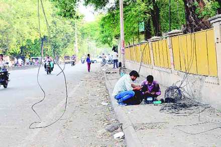 गेल्या आठवडय़ात झालेल्या पावसानंतर अनेक ठिकाणी पावसाळापूर्व तयारीची कामे सुरू झाली आहेत. (छायाचित्र : तन्मय ठोंबरे). 