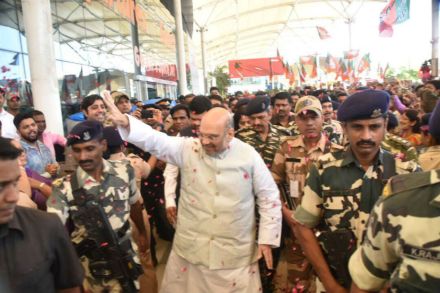 भाजप अध्यक्ष अमित शहा यांनी शुक्रवारी चैत्यभूमीवर भारतरत्न डॉ. बाबासाहेब आंबेडकर यांना अभिवादन केले.