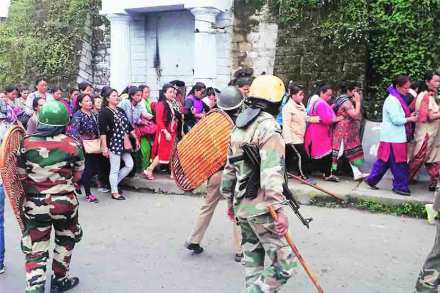 kolkata : स्वतंत्र गोरखालॅण्डची मागणी करणारे समर्थक.