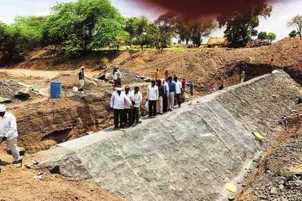पाणी पिकवणारी माणसे