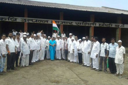 आपुलकी संस्थेच्या वतीने प्रकाशवाट उपक्रमांतर्गत विद्यार्थ्यांना सौर दिव्यांचे वाटप.  
