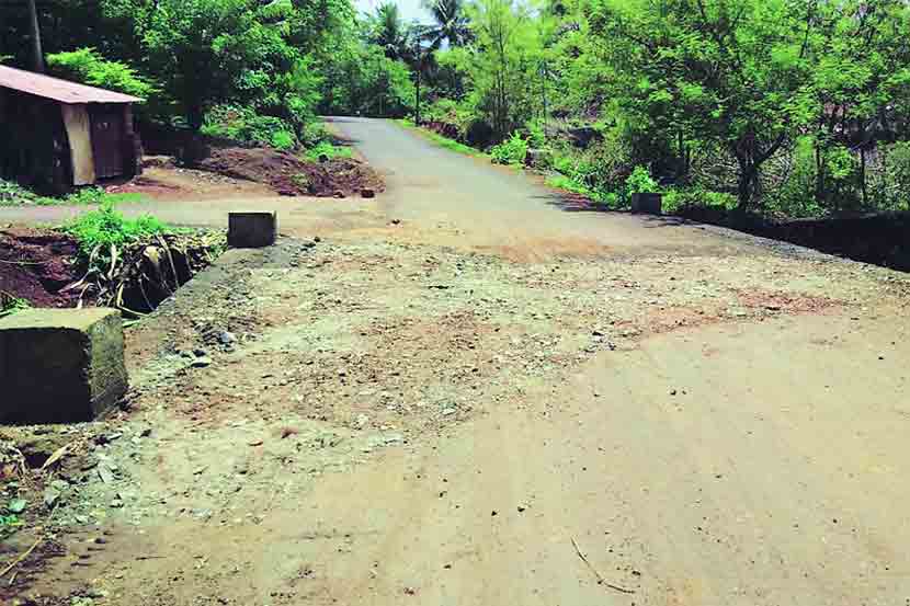 ग्रामीण पायाभूत विकास निधीतून करण्यात आलेल्या न्हावेली नागझरवाडी ते विवरवाडी रस्त्यावरील गणपती मंदिर मार्गाच्या दर्शनी मार्गासमोरील मोरीपूल वाहतुकीस धोकादायक बनले आहे. 