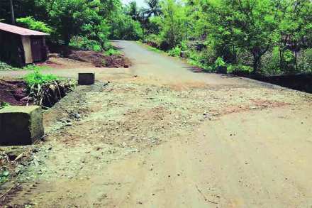 ग्रामीण पायाभूत विकास निधीतून करण्यात आलेल्या न्हावेली नागझरवाडी ते विवरवाडी रस्त्यावरील गणपती मंदिर मार्गाच्या दर्शनी मार्गासमोरील मोरीपूल वाहतुकीस धोकादायक बनले आहे. 
